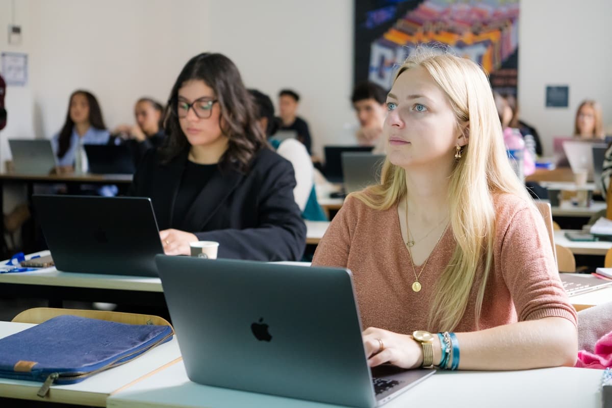 Le luxe à l’heure de l’IA : face à la standardisation algorithmique, le pari de l’...